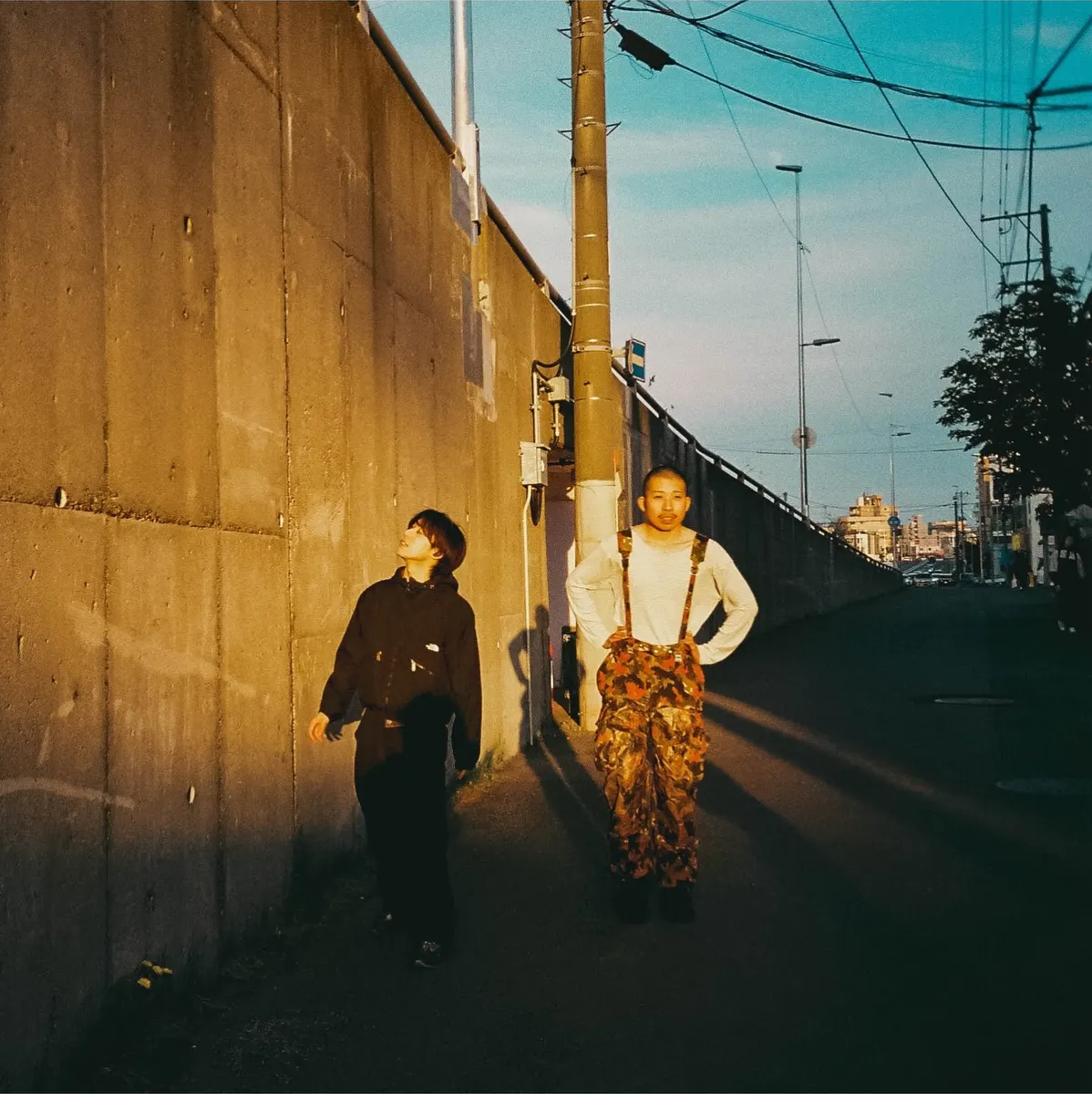 夕暮れの路地で撮影したアーティスト写真