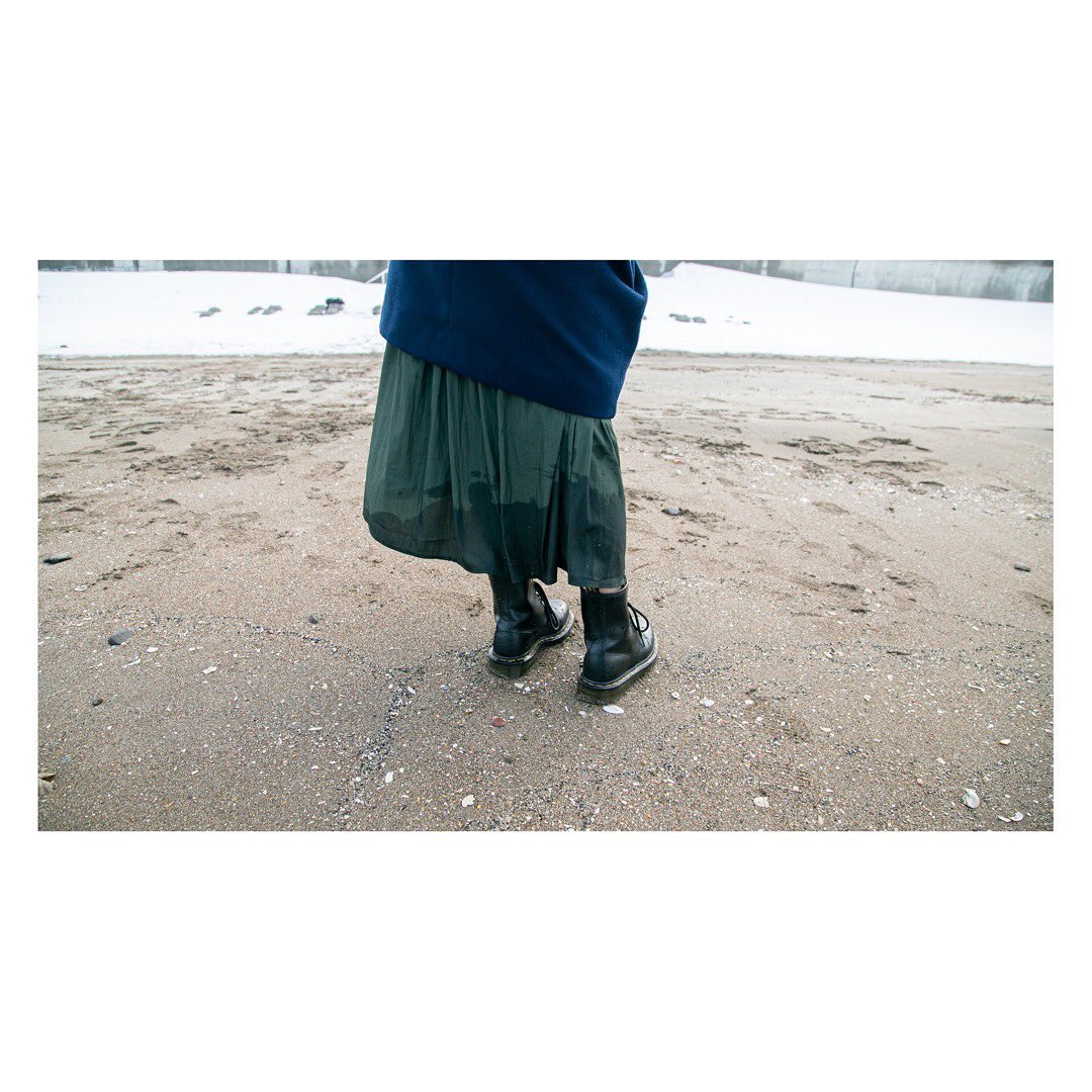 冬の海で裾濡らす（日々）
